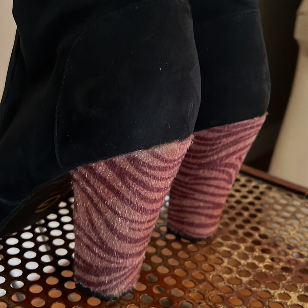 Guess Faux Suede Boot - NWOT - Picture 4 of 8